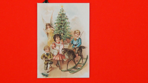 Weihnachtsanhänger schaukelnde Kinder